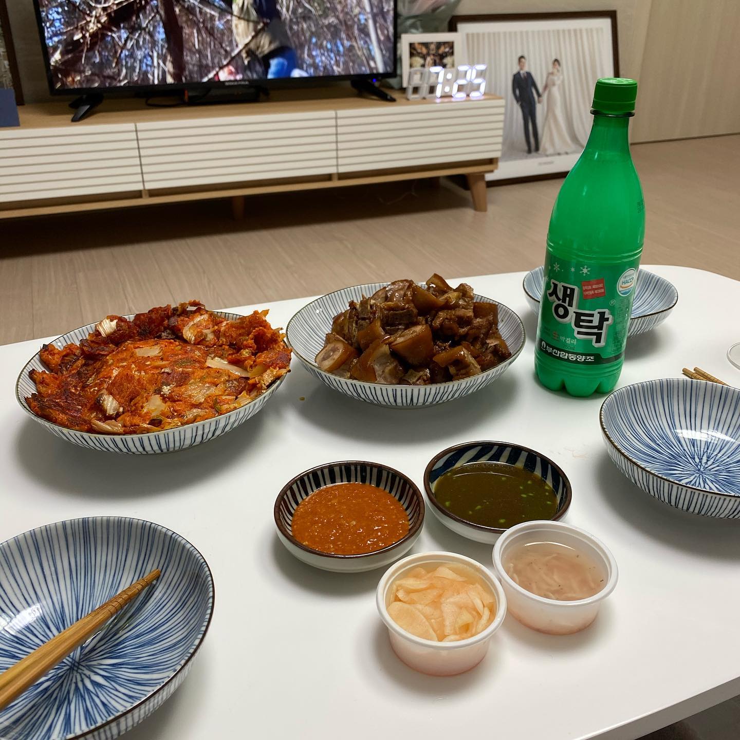 비오는날 #신혼밥상
#김치전 #시장족발 #돼지꼬리 #생탁 캬😆