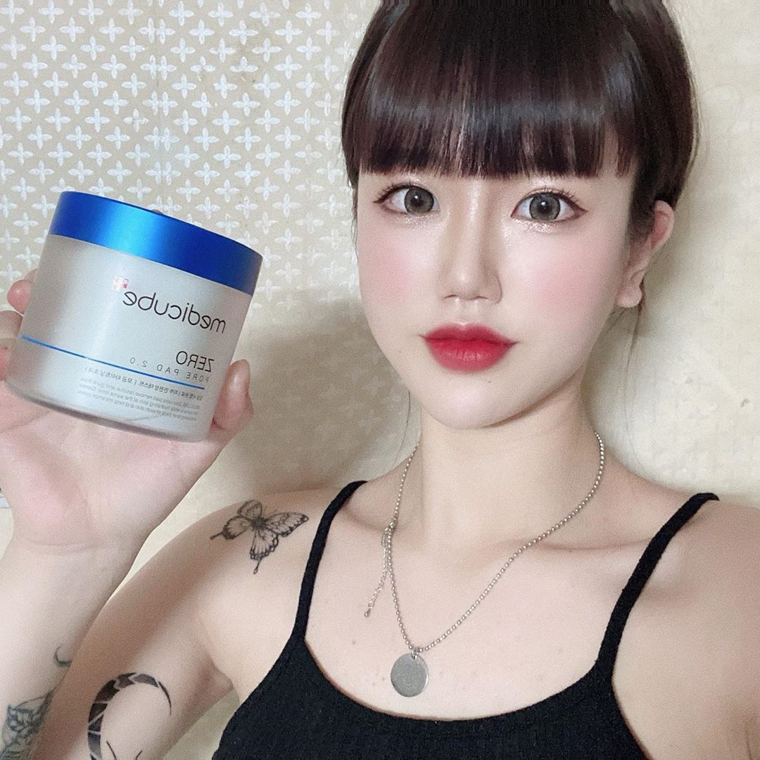 이보람 on Instagram: “피부가 아주아주 극성맞은 피부라  좋다는건 다써봐도 뽀루지 일어나기 일쑤였는데! 일단은 믿고 보는 유재석님이 모델이라 믿음이 간것두 있지만 나만 알기엔 제품이 넘나 좋은것 ,,💛✨ 11가지 임상실험을 완료한 타이트닝 효과  제품으로 ,피지개선은 물론…”