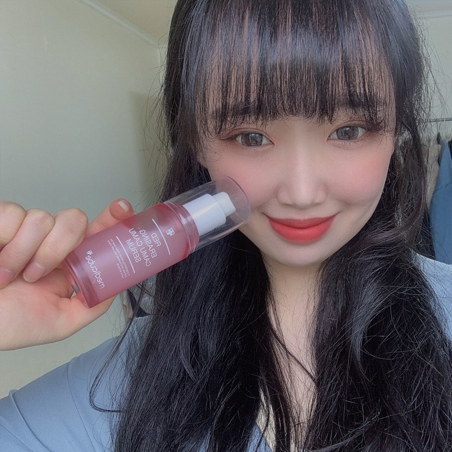 경민 🌺 on Instagram: “💗메디큐브 레드 이레이징 카무카무 세럼💗 카무카무 워터를 83%나 함유한 제품이에요 ! 건성이라 두번씩 레이어링 해서 발라줬는데 기대하지 촉촉한건 둘째치고 진짜 미백효과 좋아서 깜짝 놀람 ㅠㅠ 찐텐으로 맨날 쓰는 중 ,,👏🏻 요즘 피부가 너무…”