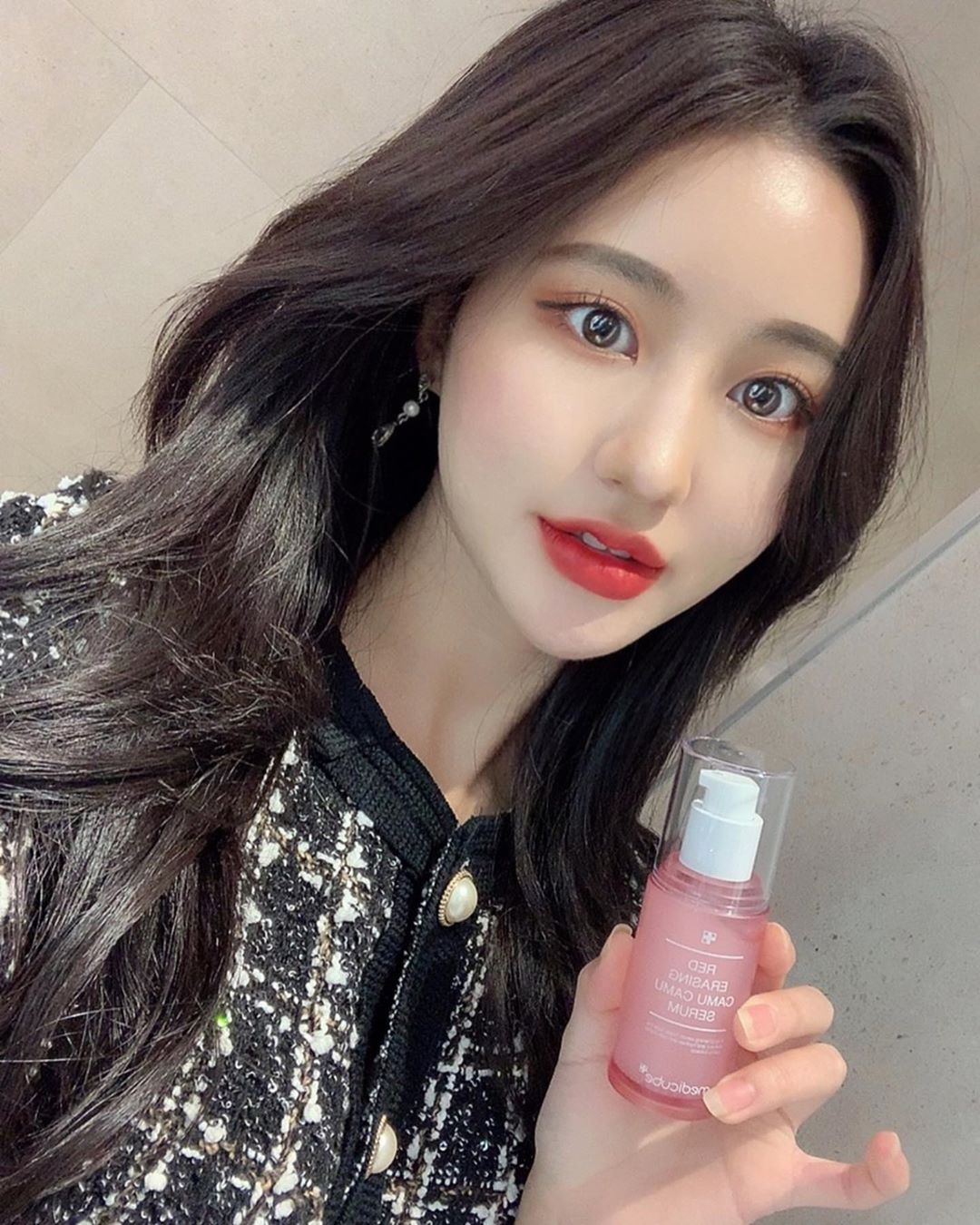 안나연 on Instagram: “하루종일 마스크를 끼고있으니 안그래도 예민한 피부가 더 상해가더라구요😣 ⠀ 그래서 레드 이레이징 라인으로 유명한 #메디큐브 레드 이레이징 카무카무 세럼 사용해봤어요! ⠀ ✔️잡티/주근깨 해결은 물론이고 식약청에 고시된 미백성분, 나이아신아마이드가…”
