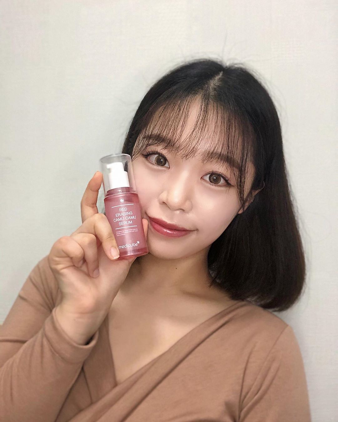 +𝟖𝟐 𝐌𝐚𝐫𝐢𝐧 on Instagram: “카무카무🌞 . .  요즘 많이 사용하고 있는 ✔️@medicube_korea 이레이징 카무카무세럼  가벼운 워터 타입으로 세안 후 매번 스킨케어에 사용하고 있어요!! 저는 많이 건조하는 타입이라 2번 레이어링해서 사용하고 있습니다☺️ 💋레드 이레이징…”