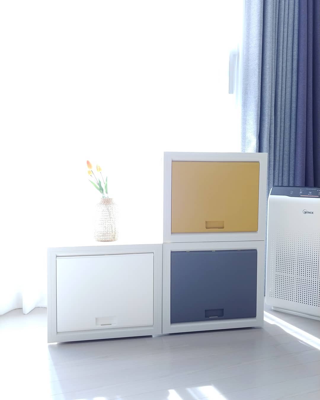 굿굿
이번에 큰맘먹고 서랍장하나 장만했어요.
아이키우는 집들은 애들 장난감이며
책이며..문제는 전부다 거실로 빼놓고
정리까지.안되면 끔찍하죠ㅜ
매번 이렇게 살다 이건 아니다 싶어서
리빙앤트리에서 나온 키즈수납장을
장만했어요~

이제껏 비싼돈주고 애들 사랍장이라며
산것들이 후회스럽네요
이 제품은 정말 진심으로 견고하고
튼튼하고 여기저기 활용도가 
되게 많아요~
안쪽이 넓어서 애들 장난감 밀어넣기 좋기도 하고요
계절별로 아이들 옷정리도 너무 좋아요.
저는 3칸정도 더추가 구매할까봐요
보기만 해도 흐믓하고
인테리어 효과로 서랍장 하나로
기분전환~되네요!!! 이것저것 활용도가 높은 제품이에요
장난감정리함,유아옷장,소책장으로
아주 좋습니다~
참 조립도 너무 간단해요~^^
livingntree
-
-
#리빙앤트리 #키즈수납 #수납용품 #플라스틱보관함 #서랍장 #베이직서랍장 #3단서랍장 #4단서랍장 #5단서랍장 #유아서랍장 #유치원서랍장 #어린이집서랍장 #어린이수납장 #키즈수납장 #신생아서랍장 #집스타그램 #살림스타그램#홈데코 #디자인소품 #청소스타그램 #정리스타그램 #정리정돈 #정리 #인테리어소품 #인테리어 #인스타리빙 #오픈도어수납장 #공영홈쇼핑오픈도어수납함 #리빙 #플라스틱바스켓