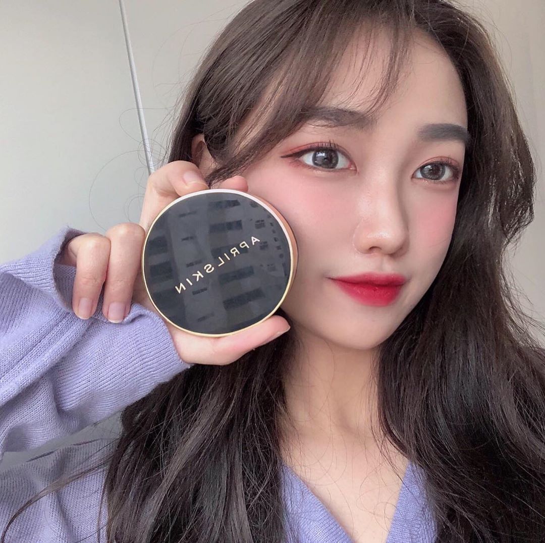 장서영 on Instagram: “에이프릴스킨 매직스노우쿠션 3.0 커버력이랑 밀착력이 너무 좋다 !!ㅠㅠㅠㅠㅠ 에이프릴스킨 쿠션은 믿고쓰는데 이번 제품도 진짜 만족도👍👍👍 아침에 바르고 저녁에 확인해도 잘 무너지지도 않고 덧발라도 뜨지도않는다ෆ 이걸로 화장할 때마다 피부 좋다는…”