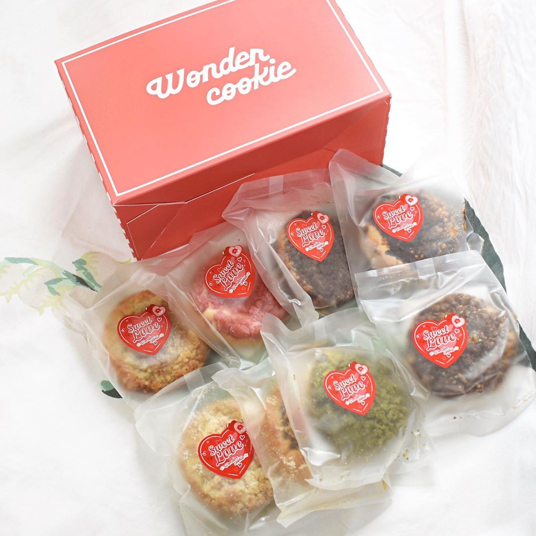 지은 (Jieun) on Instagram: “한번 먹어보면 빠져들 수 밖에 없는 최애 쿠키 🍪🍪🍪 8가지 다양한 맛을 즐길 수 있는 원더 크럼블 쿠키 🤎 꾸덕꾸덕한 스타일이라 고급스러운 디저트 먹는 느낌이랄까 히히 커피랑 먹으면 올마나 맛있는지 몰라용 저는 #애플크럼블 쿠키가 제일 맛나더라구요…”
