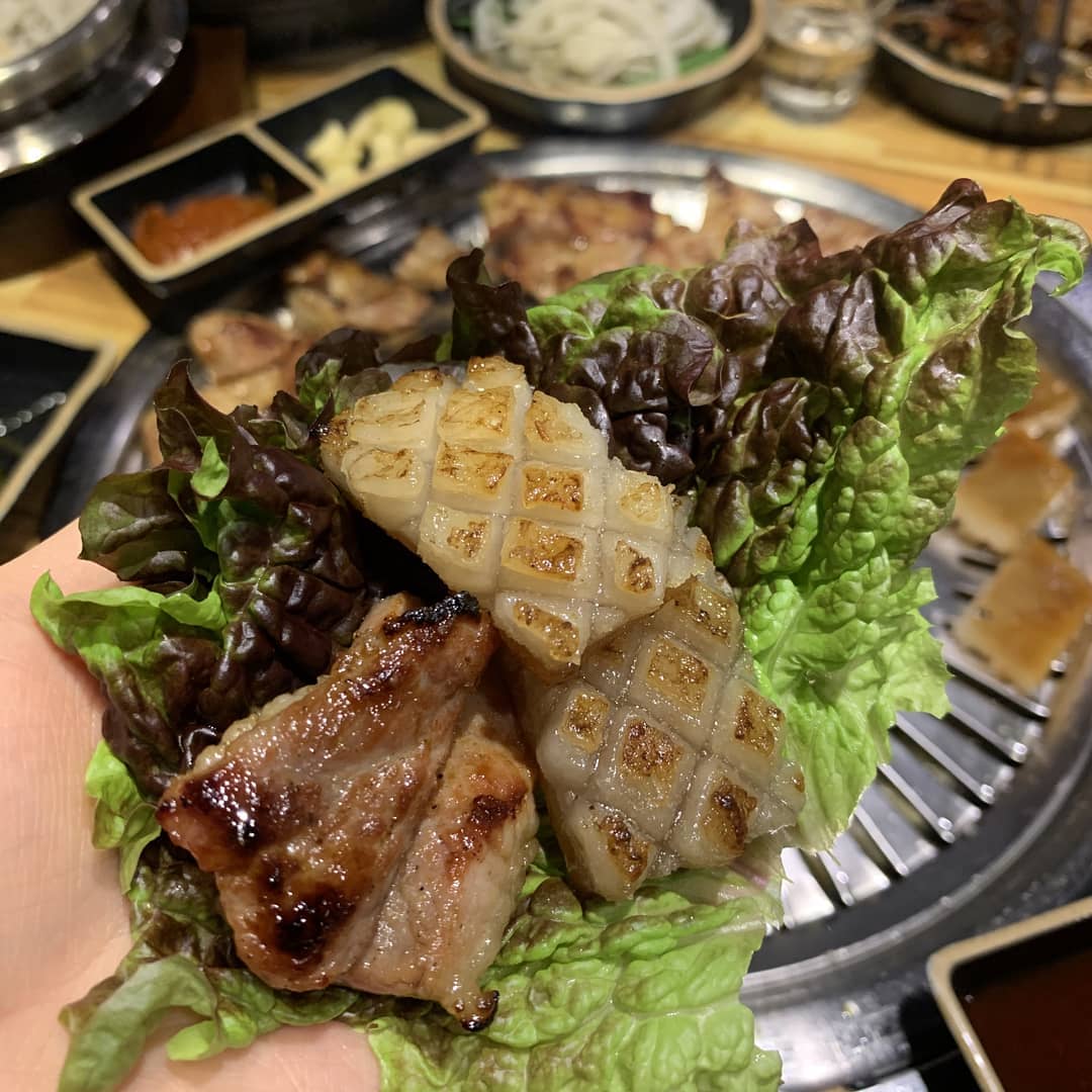 #홍은동_수제돼지갈비 맛집
#미소그릴
사장님이 직접 포를 뜨고 양념해
4320분 동안 숙성중 3번의 온도
변화로 최상의 맛을 내는
돼지갈비맛~
⠀
⠀
명이나물,백김치쌈,파절이 등
푸짐한 기본반찬에 양념게장까지
나오니 입맛 호강하는 미소그릴!!
⠀
5인분 한판세트 70,000원
수제돼지갈비5인분에
포슬포슬 치즈폭탄계란찜,
각종 해산물이 듬뿍 들어간
제주스타일의 해물된장찌개까지
가성비 완전 좋은 맛집 강추!!!
⠀
갈비와 찰떡궁합의 구릉냉면으로
입가심^^
⠀
⠀
#미소그릴 #남가좌동맛집 #북가좌동맛집
#서울명지대맛집 #홍은동맛집 #주차장완비
#회사회식 #가족외식 #응암동맛집 #dmc맛집
#인싸맛집 #찐맛집