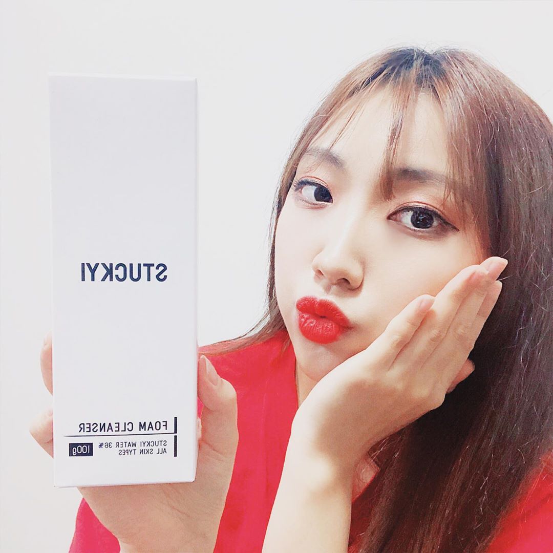 이하리’s Instagram photo: “국내 최초 스투키 화장품 스투키 폼 클렌저는 순한 클렌저로 보습과 진정에도 좋고 각질까지 정리해주는 아주 똑똑한 클린저입니다🙂 마지막 사진 그냥 올린게 아닌 아주 쫀쫀한 커품 사진입니당…”