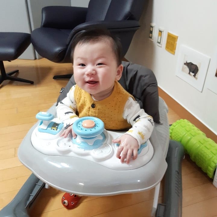 2020.2.7.
#생후226일
.
보행기가 생겼어요~♡
.
보행기가 안좋다는 얘기들이 많아 고민했는데 유호가 자유롭게 집안 탐색하는게 더 좋다고 생각되어 구매했어요~
.
대신에 짧게 짧게 태우는걸로 ^^;
.
#아기보행기 #귀요미전신샷 #8개월아기 #밀린육아일기