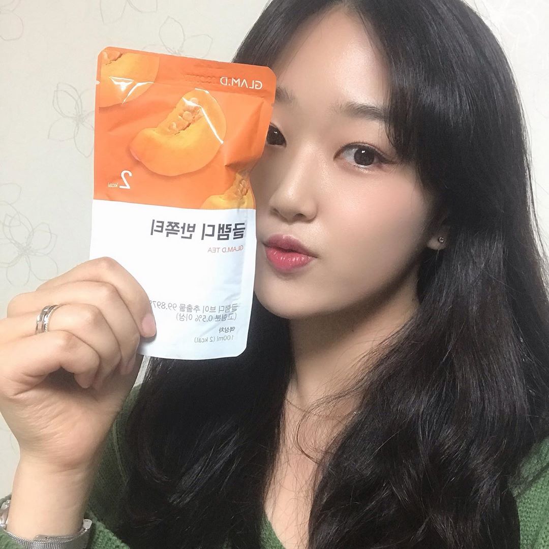 ❦𝒮𝓊_𝓎𝑒𝑜𝓃❦ on Instagram: “열량은 2kcal 밖에 안되고 설탕도 전혀 들어가지 않은 반쪽티,,👍 조만간 반쪽이 되어 보겠습니다🥴 . #글램디 #glamd #글램디반쪽티 #반쪽티 #호박즙 #이너뷰티 #브이라인 #2kcal #sugarfree #pumpkin #AD #광고 #협찬…”