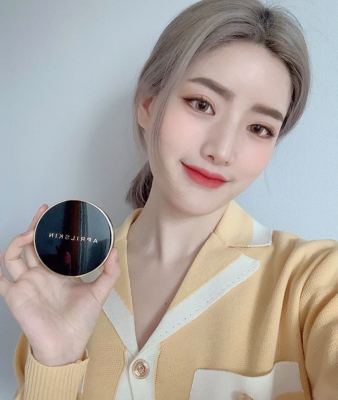 @158.9__k on Instagram: “컨실러가 필요없는 #매직스노우쿠션 😘😘
소량으로 얼굴 전체 커버 가능하니 파우치 다이어트템으로 최고 😆❤️
⠀
⠀
#에이프릴스킨 #aprilskin #매직스노우쿠션3.0 #커버력좋은쿠션 #쿠션추천 #밀착쿠션 #착붙쿠션 #쿠션파운데이션 #AD”