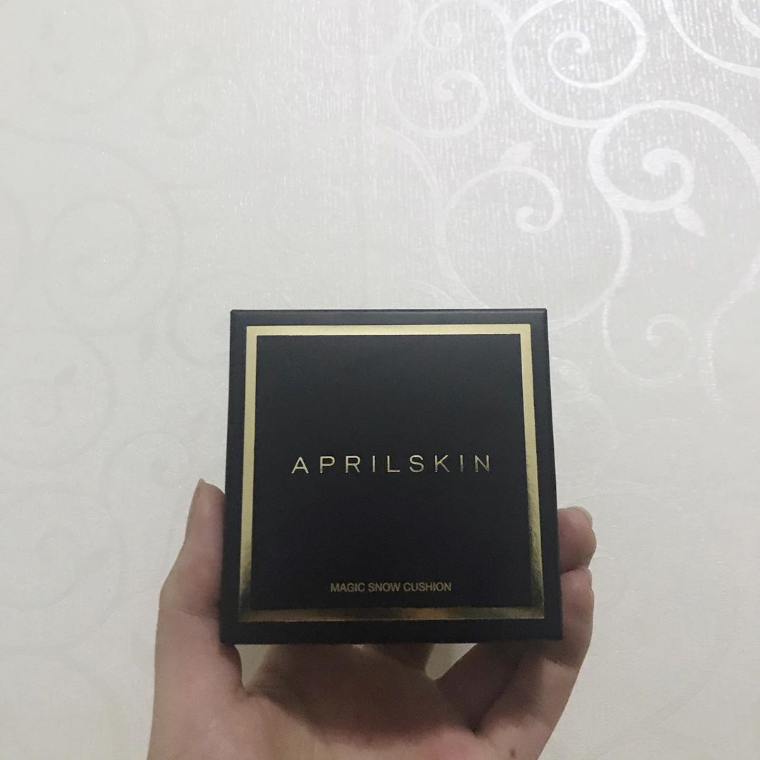 서희 on Instagram: “난 홍조도 있고 다크서클도 심하다 😞 특히 파운데이션을 바르고 조금만 시간이 지나면 다 뜨고 무너져서 엄청 고민이였는데 요 아이는 컨실러가 필요 없을 정도로 커버력도 좋고 일단 밀착력이랑 지속력이 너무너무 좋아서 요즘은 화장 한 상태로 밖에 오래…”