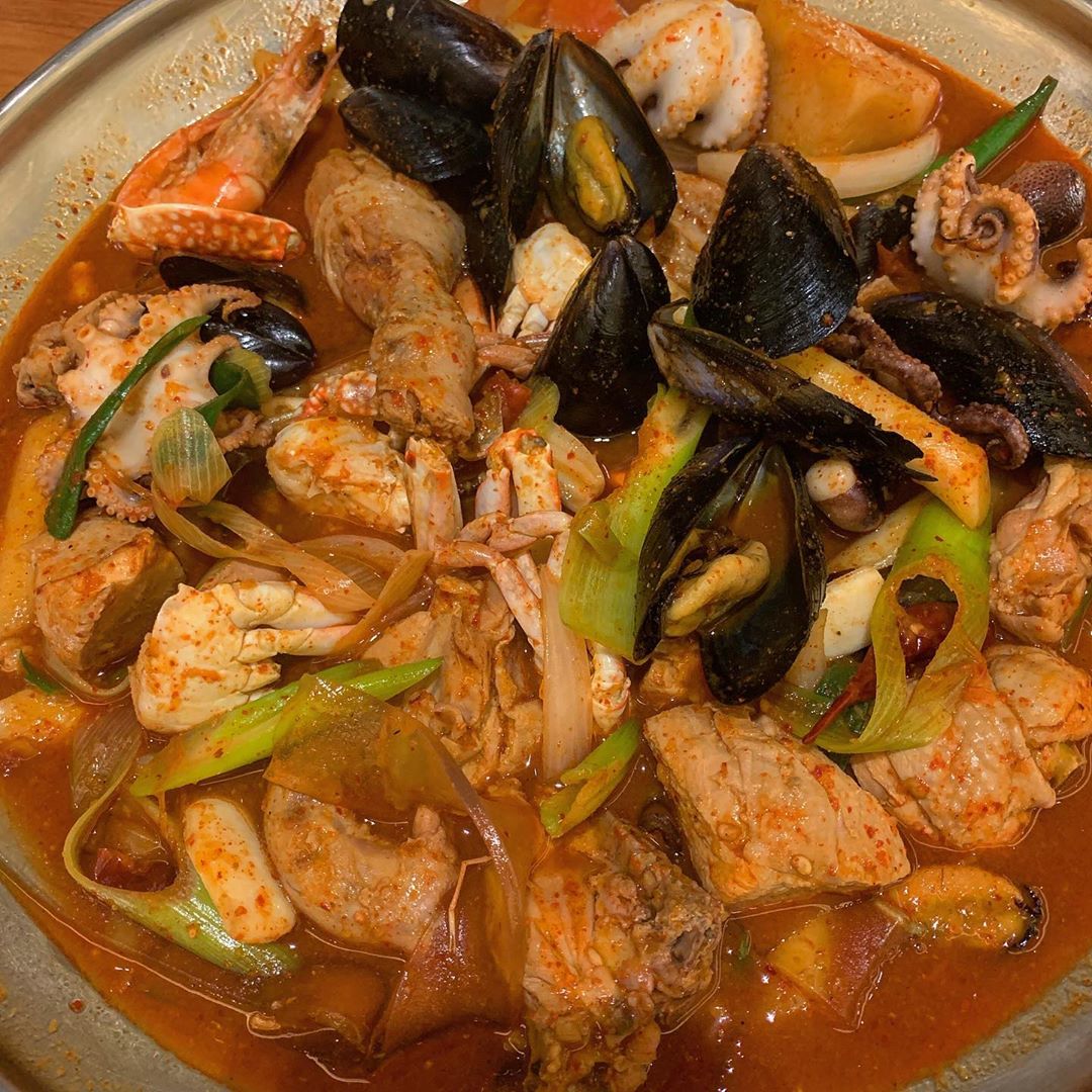 세먹그램 on Instagram: “. #세먹_동대문 #흥부찜닭  동대문에 위치한 깔끔한 찜닭집  육류는 종류별로 돌려 먹어줘야 한다 닭고기로 치킨 먹었으면 찜닭도 먹어줘야 한다  맨날 간장 찜닭 먹다가  요번엔 해물찜닭 시켜먹었다 요건 살짝 찜닭보다는 닭볶음탕에 해물 넣은 느낌?…”
