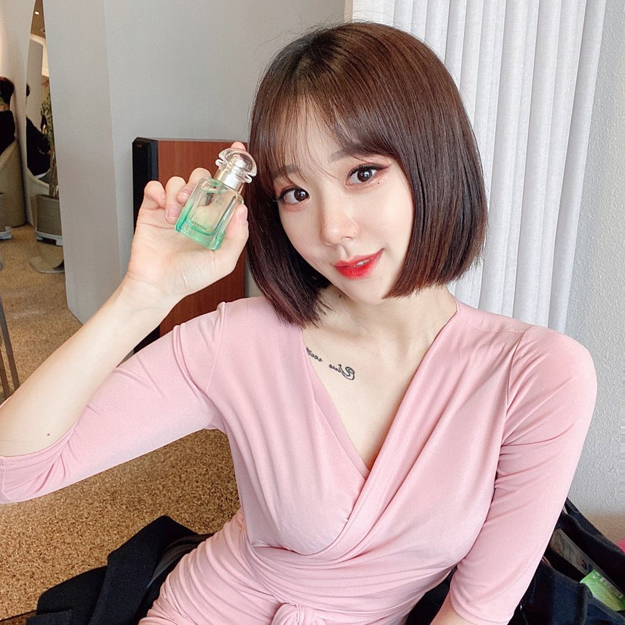이 은 on Instagram: “오늘따라 좋은 향기가 난대요 으응?🍃 솔찍히 인터넷으로 향수주문하면 시향도 못하구 불편했는데 요기 고객센터에서 넘 친절하게 상담해주셔서 대성공 💗 지굼 세일중이라 엄총 저렴하던데 다들 봄맞이 쇼핑 같이해요! 🛒…”