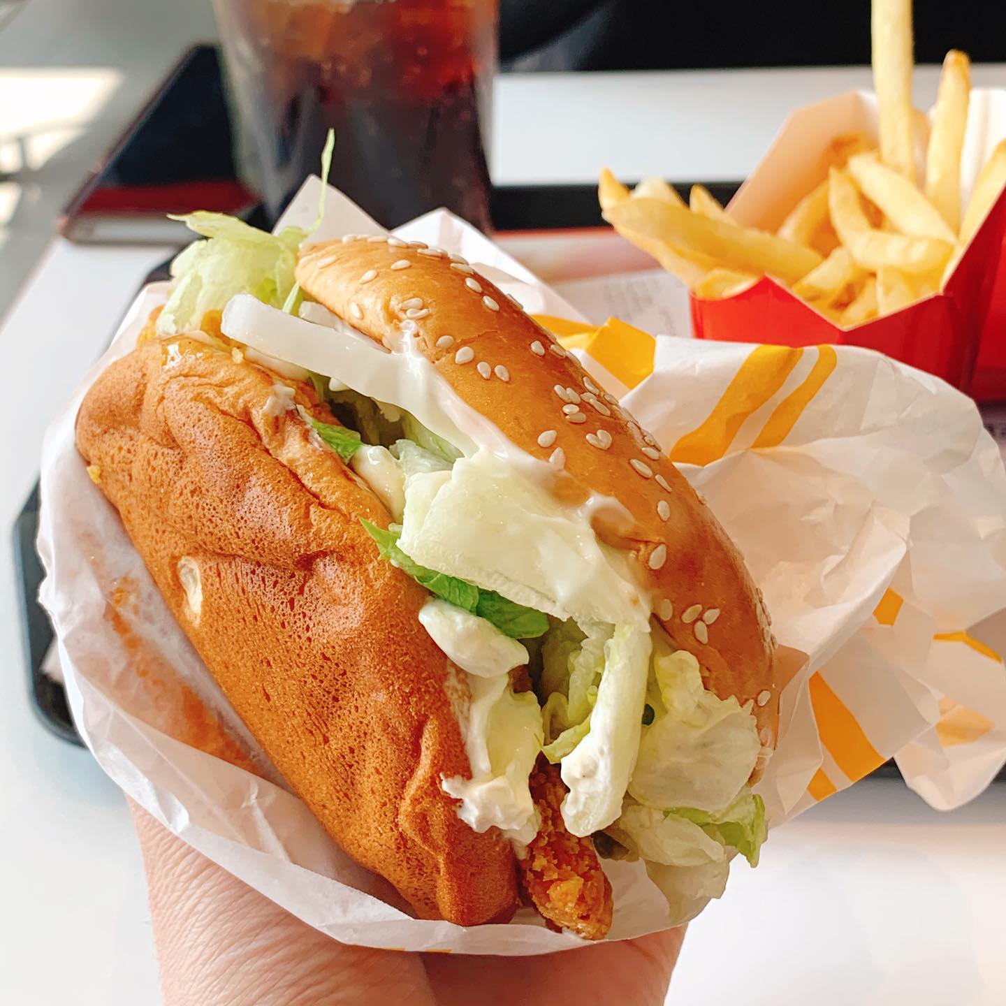 맥도날드 신제품 <허니 크림치즈 상하이 버거>

약간 안정적인 맥도날드가 드디어 새로운 선택을 하지 않았나? 달달한 버거류가 필요하긴 했지만 아직 달달류 원탑 슈슈버거를 넘기엔 멀었다.

허니를 따로 바른건 좋았는데 흘러서 마지막부분에 몰려있어서 이건 좀 고민해봐야 할 부분인듯. 크림치즈은 고르게 바르는게 중요할 것 같음. 한쪽에 몰려있어서 밸런스가 안맞으면 맛 균형이 깨지는 참사 발생함. 맛은 나쁘지 않은 것 같음 나 크림치즈 좋아함. 하지만 막 좋은 호평을 남기기도 애매함.

달달하고 괜찮은데 솔직히 맛이 강렬하지가 않음. 슈슈버거는 당장 눈감고 맛 상상하면 기억나는데 이거는 콜라 남은거 원샷 때리니까 맛 지워졌음.

자주 먹기엔 좀 그런듯. 가끔 먹어야 맛있을 맛인데 시즌상품이라… 몇번 못 먹고 보내줘야 할듯…