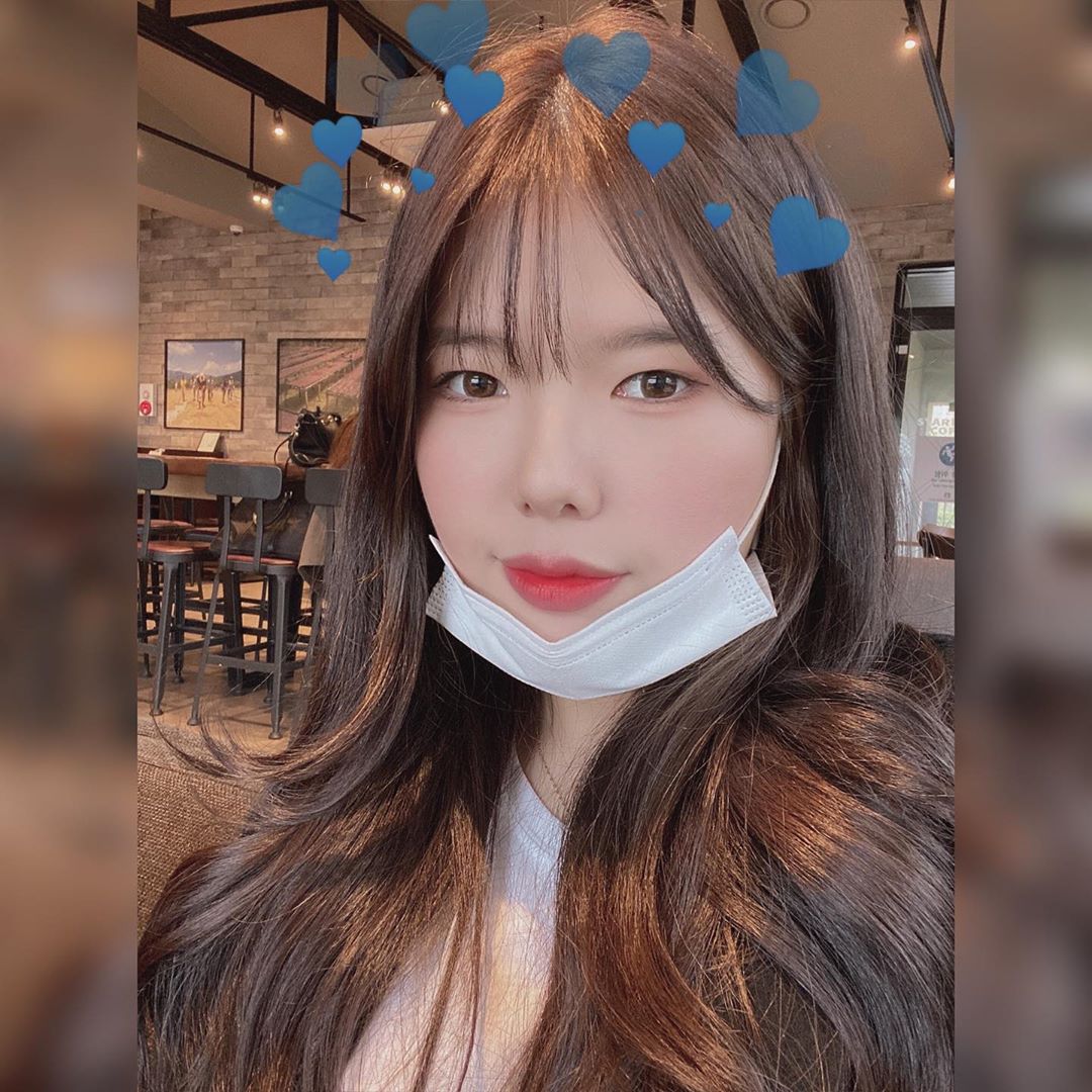 🌷’s Instagram profile post: “봄맞이 염색했떠염👩🏻‍🦰🧡 - 검정머리라 엄청 무겁고 답답해 보였는데, 쌤이 찰떡 색을 찾아주셔서 바로 했지욤 #애쉬브라운 - 그랬더니 다들 훨씬 부드러워 보인다고.. 감격 ᵒ̴̶̷̥́ ᵕ ᵒ̴̶̷̣̥̀ (맨 마지막 사진이 염색 전이에요 👩🏻) -…”