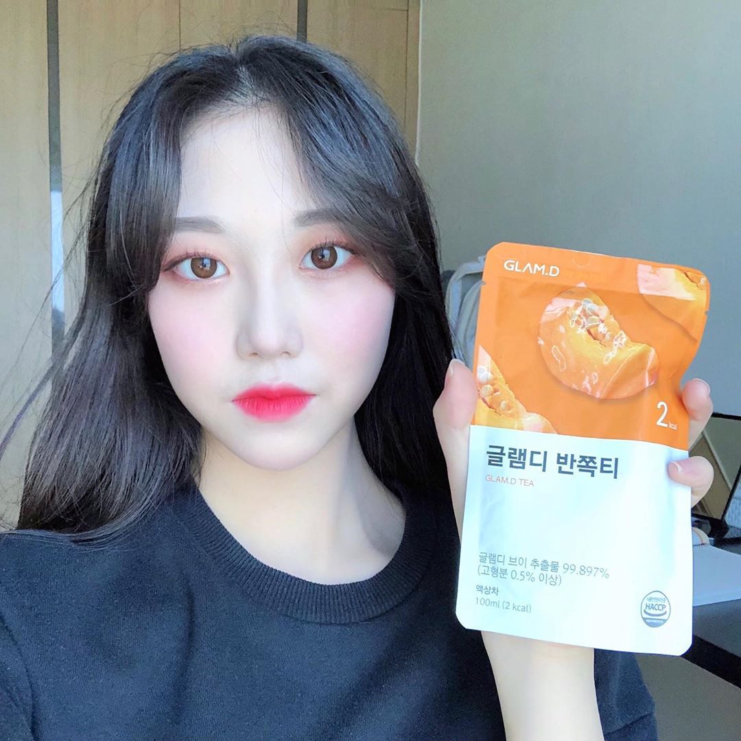 𝙨𝙤𝙢𝙞(17) on Instagram: “🌟글램디 반쪽티🌟 . 평소에 맵고 짠 음식을 많이많니마아리ㅣㅇ니 좋아해서 건강도 좀 챙길 필요가 있을 것 같아서 먹어봤다😆 팩으로 되있어서 그냥 바로 꺼내 먹으면 되서 간편하고 글램디가 직접 만든 글램디 브이 추출물이 98% 넘게 함유 되있다고…”