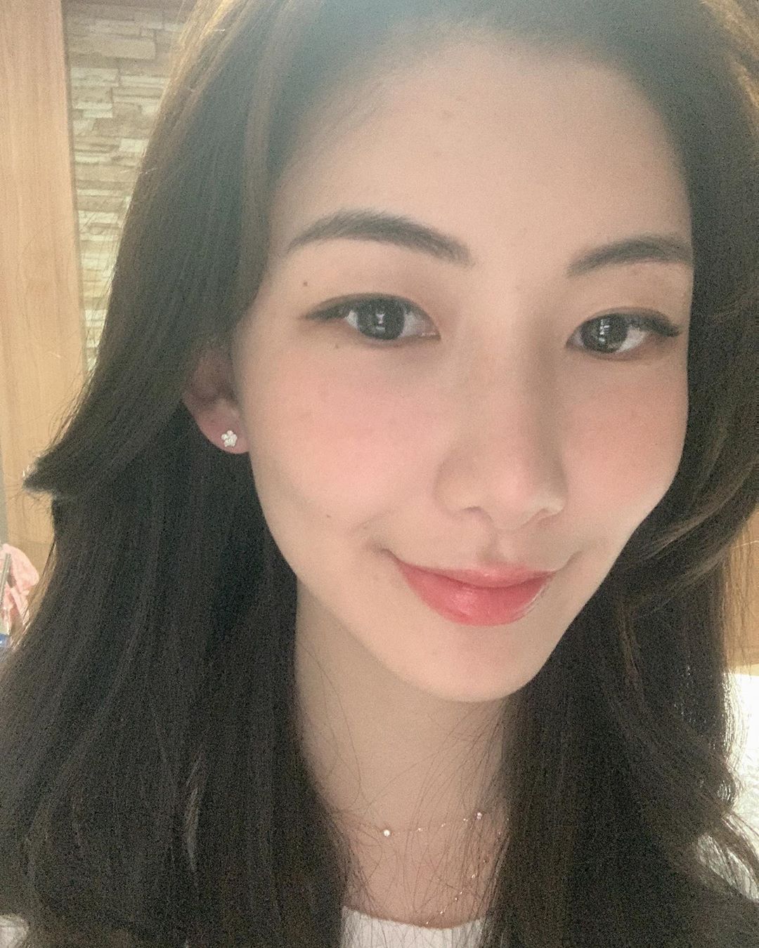 노소혜 🇰🇷 | Sohea Roh’s Instagram photo: “실버 심플 미니 블룸 이어링 🍀 ⠀ 전체 실버소재로 만들어진 정말 앙증맞고 아기자기한 이어링 🌸 실버 심플 미니 블룸 이어링과 미니 플라워 이어링 두 제품으로 모두 섬세하게 세공되어 있다. 심플한데 예쁘고 데일리 이어링으로 딱이다 ◡̈ 나처럼 큰…”