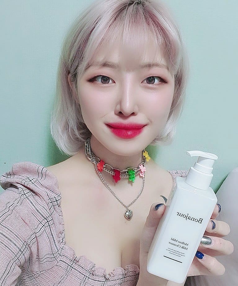 김예지 Yeji on Instagram: “🥥보나쥬르 멜로우 마일드 클렌징밀크🥥 . 팜과 코코넛에서 추출한 자연유래 계면활성제가 들어가 민감한 피부에도 자극없이 부드럽게 촉촉한 클렌징을 할 수 있어요! . 평소 뽀득뽀득한 클렌저를 선호하는 편이지만 세안하고 나서도 당기지 않으니 좋더라구요😆…”