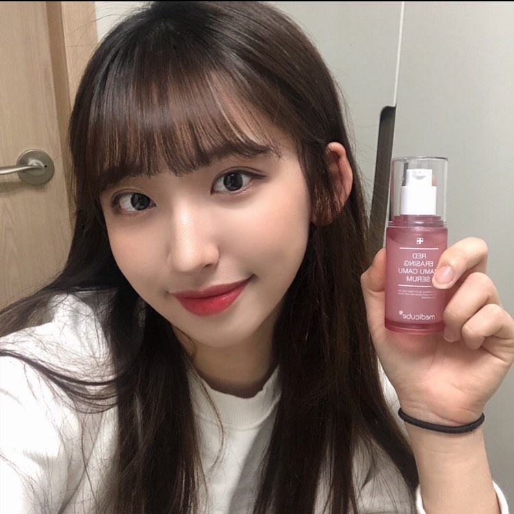 수현 on Instagram: “🌹레드 이레이징 카무카무세럼은🌹  카무카무 워터를 83% 함유한 제품으로 저자극으로 톤 개선, 미백관리, 가벼운 워터 타입으로 세안 후 낮과 밤 스킨케어에 사용 가능, 건조한 분들은 2번 레이어링 해주면 훨씬 촉촉하게 사용할 수 있는 좋은…”