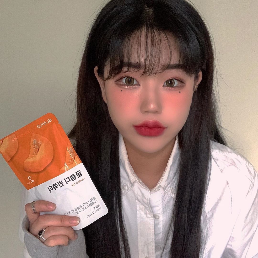 성은 메 이름은 로나 🍒 on Instagram: “일주일 정도 먹어본 후기 : 확실히 일 끝나고 힘들고 지치고 야식 먹는 직장인이라면 필수템 ! 들고 다니기도 간편하고 먹기도 간편 🎃 건강 챙겨요 모두들 🎃  #글램디 #glamd #글램디반쪽티 #반쪽티 #호박즙 #이너뷰티 #브이라인 #2kcal…”