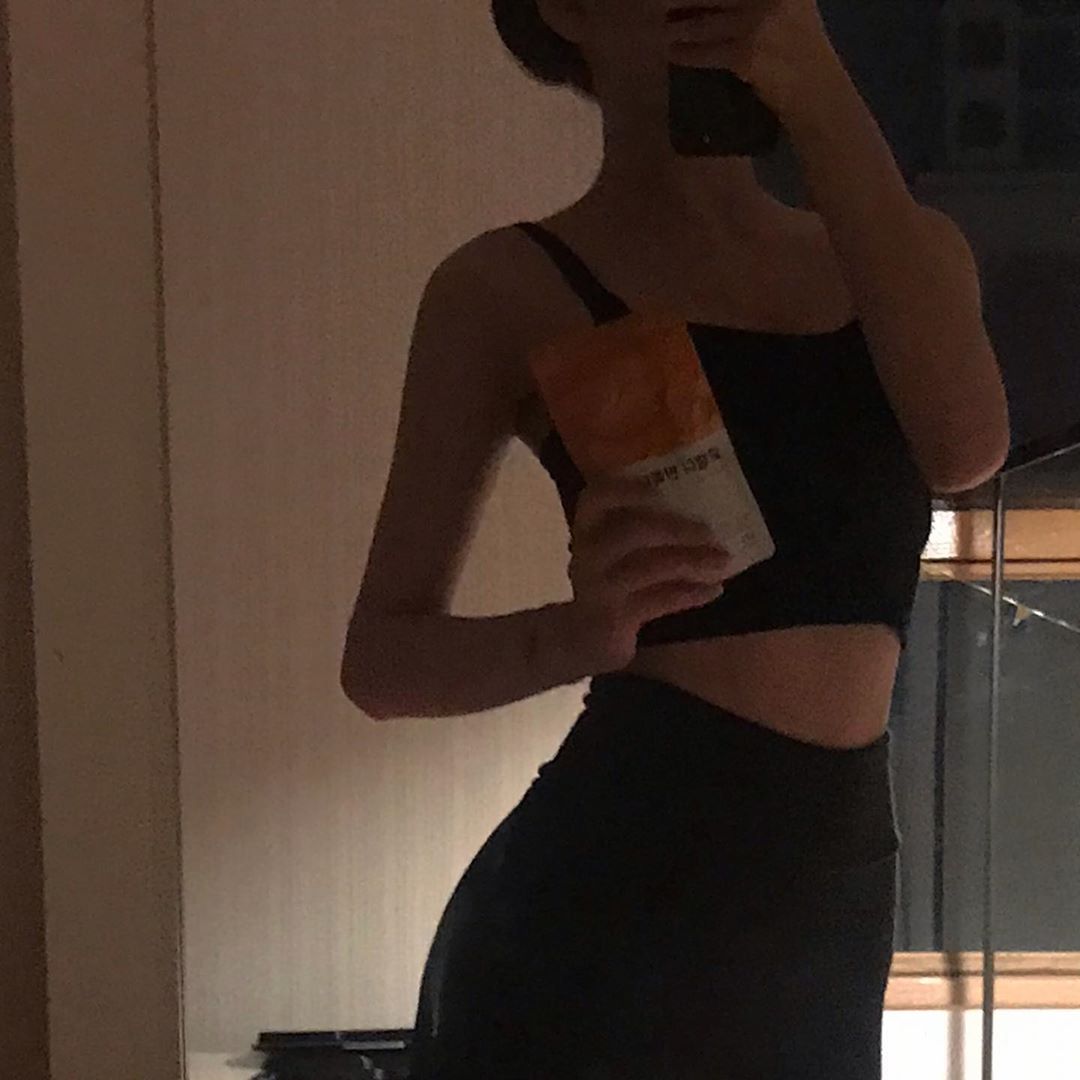 최예원(19) on Instagram: “하루에 두 팩씩 글램디 반쪽티 마시니까 몸이 훨씬 가벼워진게 느껴져서 너무 신기행.. 앞으로도 꾸준히 운동하면서 마셔야지✨ . . . #글램디 #glamd #글램디반쪽티 #호박즙 #이너뷰티 #브이라인 #2kcal #ad #glamd_official…”