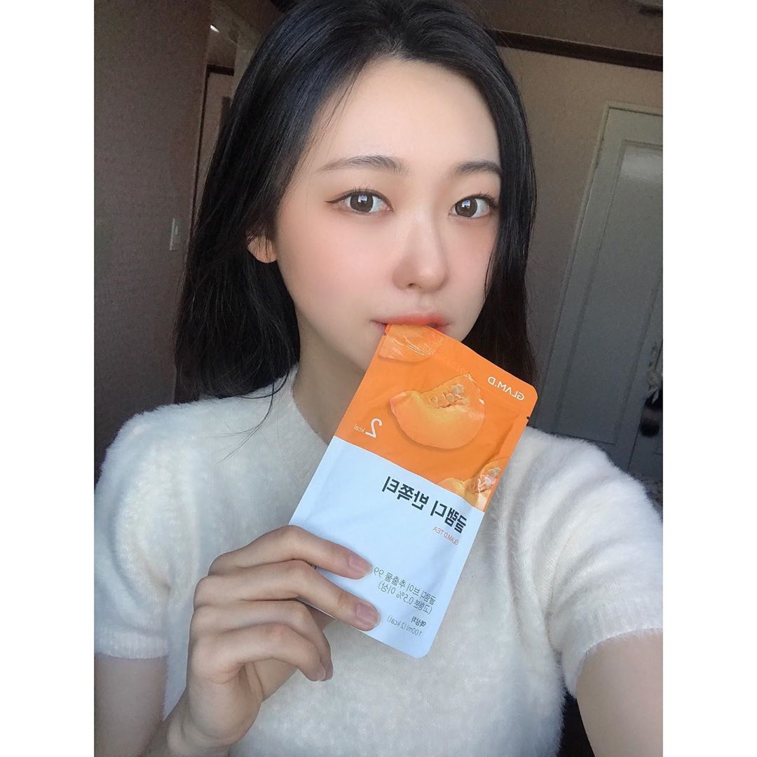 최지우 on Instagram: “글램디 반쪽티 꼴깍스💕
몸 안 독소빼주는 맛😋

#글램디 #glamd #글램디반쪽티 #반쪽티 #호박즙 #이너뷰티 #리뷰쉐어 #브이라인 #2kcal #ad @glamd_official #글램디반쪽티리뷰체험”