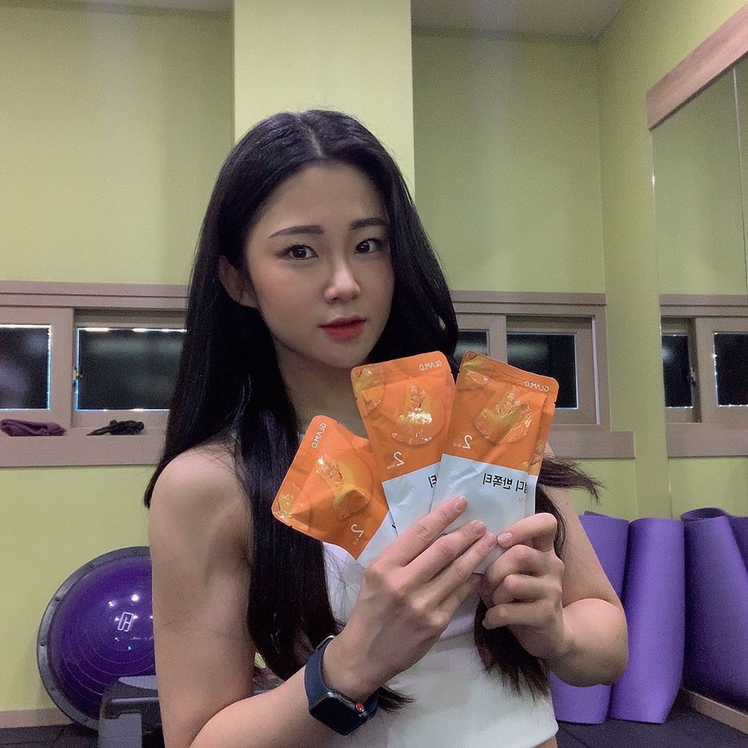 @soxjeong’s Instagram profile post: “#글램디반쪽티 #호박즙 
센터냉장고에 넣어두고 먹어요!
브이추출물98%이상함유에
칼로리도 #2kcal 라
다이어트 간식대용으로 짱-!
➡️ @glamd_official 
#글램디 #glamd #반쪽티 #이너뷰티 #브이라인 #ad”