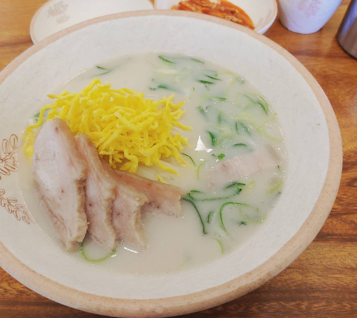 #고기국수
.
사무실 앞 새로 생긴집
.
첫맛은 담백했으나, 중반부터 느끼함😞
.
평소에 김치 안먹는데 김치를 다먹었음에도.. 느끼함.
.
둔산동 낭만국수가 그립다ㅜㅠ
.
#한그릇에8천원 #가까워도안내킴
#맛스타그램 #먹스타그램