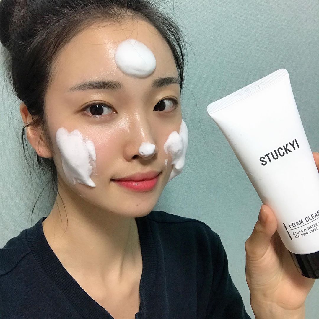 소이 on Instagram: “공기정화식물로 잘 알려진 스투키를 이용해 국내최초로 클렌저가 만들어졌다고 해서 써봄✔️
수부지인데 보습도 잘되고 존좋👍🏻 #폼클렌저#스투키#클렌징#스투키화장품#스투키클렌저#인생템 #더마스내추럴”