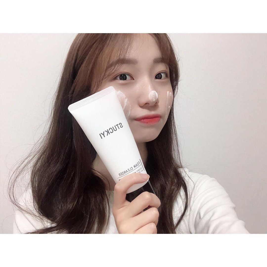 최 재희 on Instagram: “🌿더마스 내추럴 스투키 폼 클렌저🌿 . . 📌피부가 예민한 편인데도 불구하고 트러블도 안나고, 공기 정화 식물로 잘 알려진 스투키를 그대로 담은 세안제라 확실히 더 순한 것 같아 요즘 자주 쓰고 있는 클렌징 폼이에요 ! 📌정제수 대신 스투기 수를…”