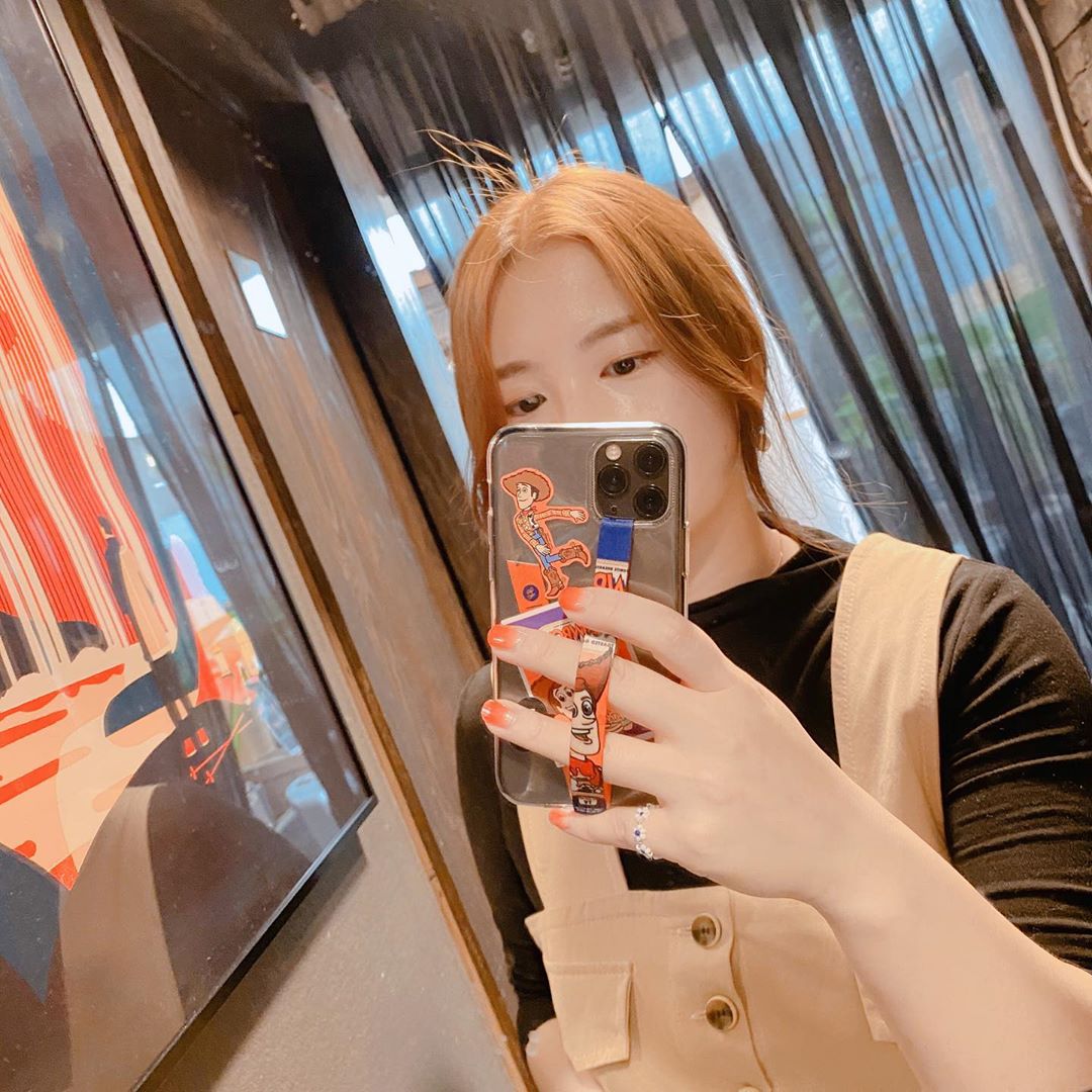 soonstagram on Instagram: “매일 기분이 따라 다르게 #토이스토리 #폰스트랩🖤💛”