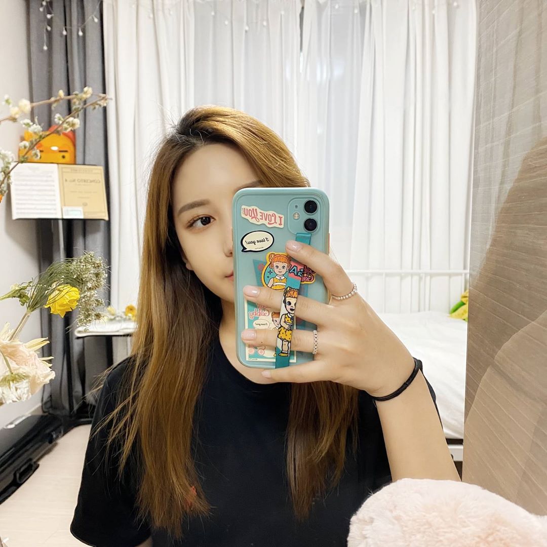 Ye-seul Kwon on Instagram: “💙
#하이루프 #HIGHLOOP #하이루프폰스트랩 #폰스트랩
#핑거스트랩 #핸드폰손잡이 #하이루프디즈니”