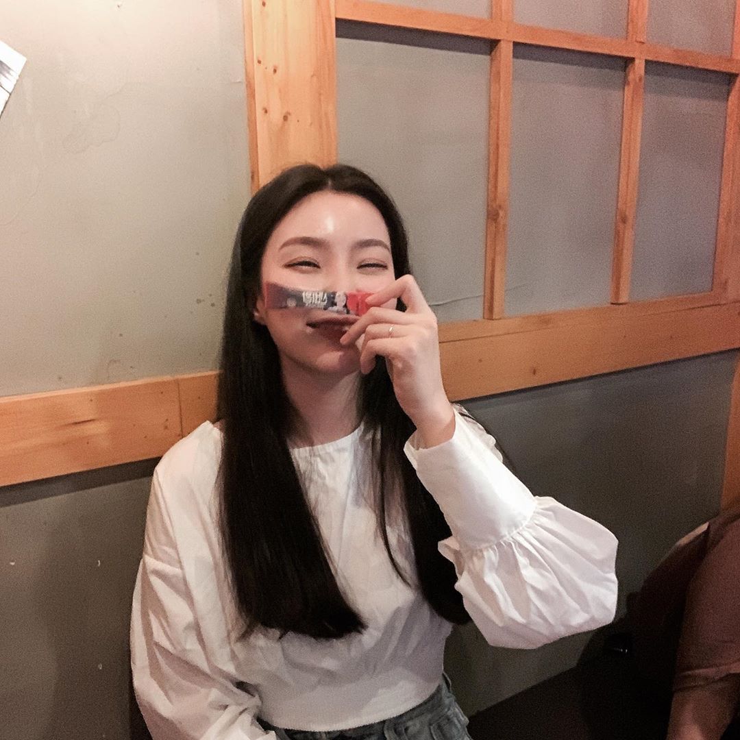 ▪️일상 on Instagram: “오늘 도 내일도 신비환~~ 찐 술먹고 다음날 숙취가 없었다 허나 찐찐찐하게 먹은 날은 어쩔 수 없나보다 그래도 내 속을 위해 오늘도 신비환~ 알갱이가 너무커서 넘길때 힘드니 죠심 오프라인 약국에서 판매 되고 있어 더 믿음이 간다ㅠㅜ 마지막 꿀휴무❤️…”