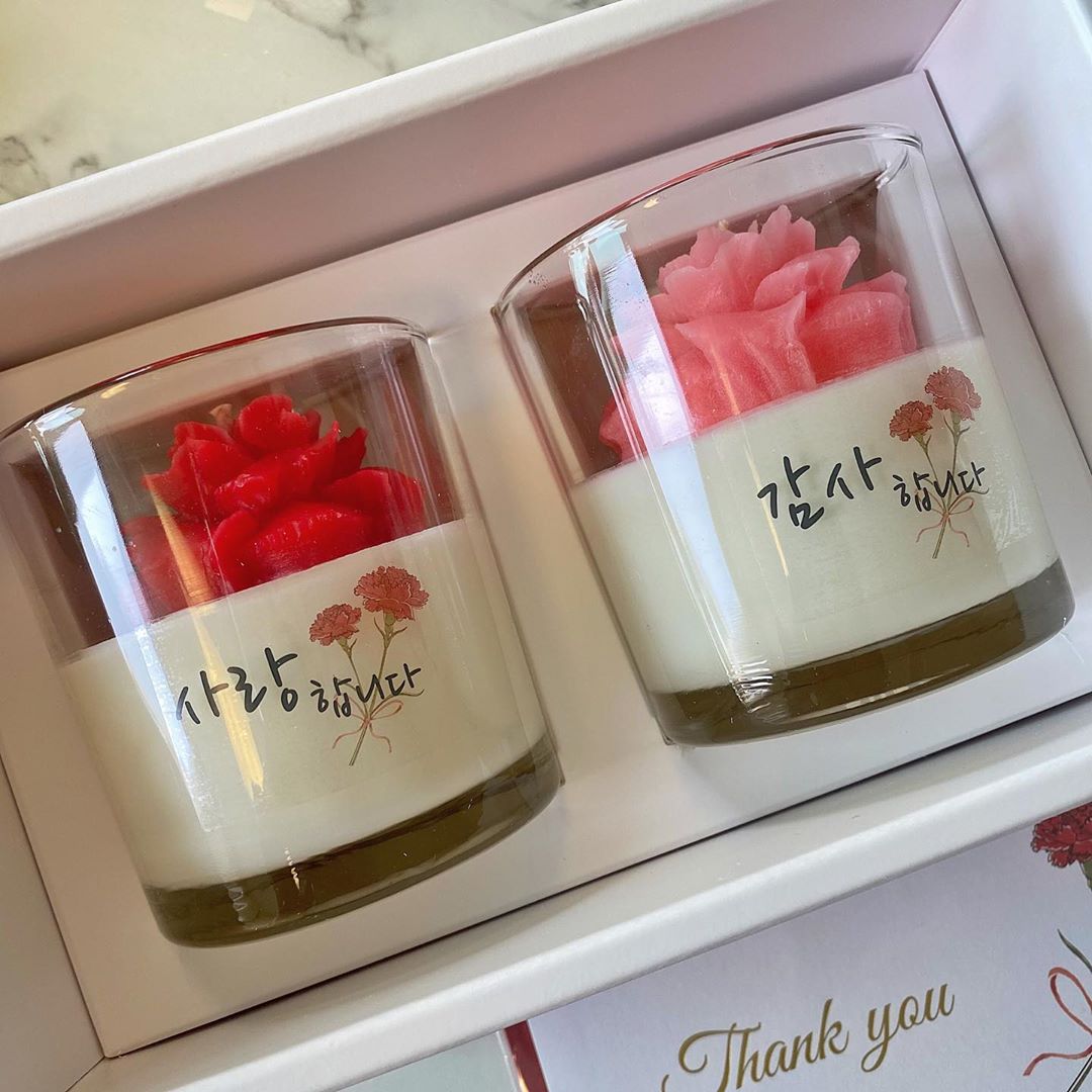 박영신🍑🍒🍰🥑🍋🍊🍫🍭 on Instagram: “🌺 스마트 스토어 카네이션 캔들 판매 3년(17,18,19) 연속 1위 !! 곧 어버이날이라 준비한 카네이션 캔들 ☺️❤️ 향도 달달하고 너무너무 좋아욤 . . . 🌺구매 방법은 "네이버에 리브리브 카네이션 캔들" 이라고 검색🌺 . . .…”