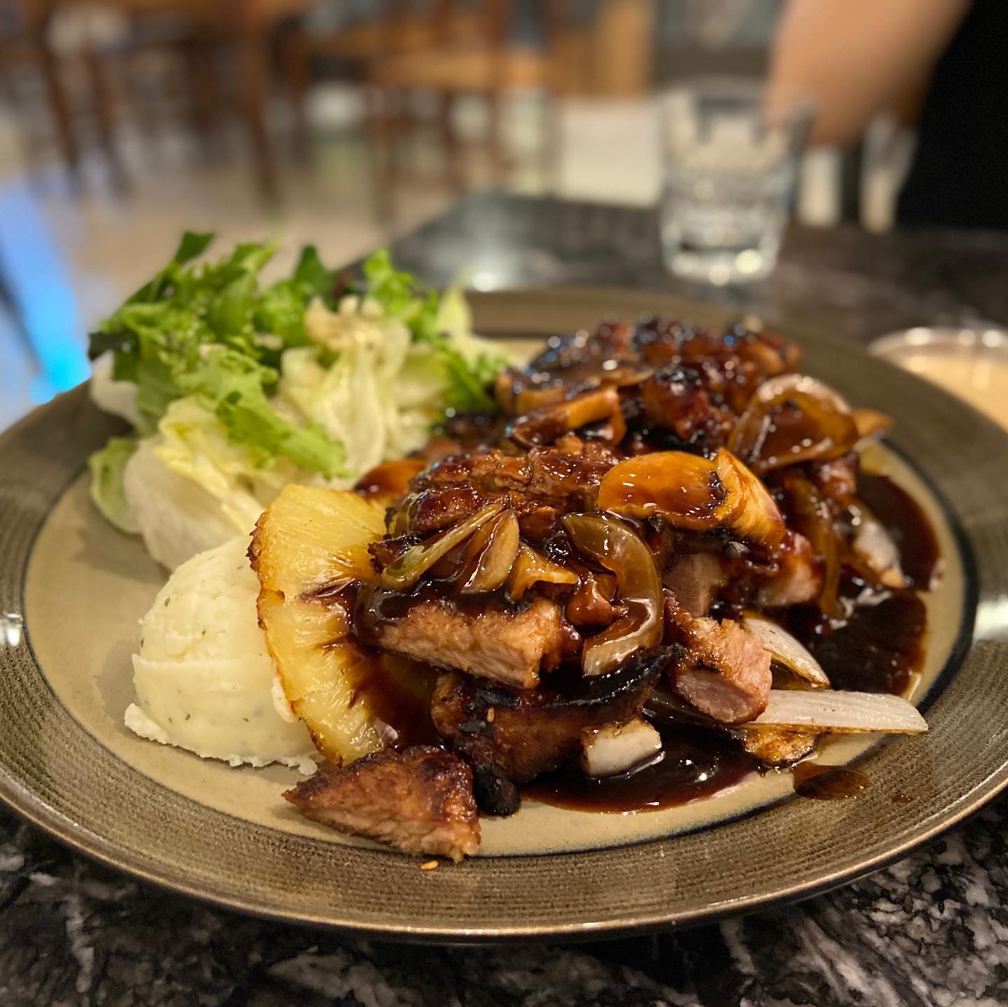 #충장로맛집 #광주하고스 #광주맛집
mialalai 
제 프로필링크 타고 블로그 놀러오세요*_*
_
#오리엔탈목살스테이크
가격은 19,500원
양이 진짜 푸짐
부드럽고 소스가 달달함
같이 나오는 감자샐러드랑 파인애플이랑
고기에 올려먹으면 #JMT
-
#부카티니알아마트리치아나 
가격은 14,500원
이름이 어렵😅
토마토 파스타 느낌인데 흔한맛X
버섯, 베이컨, 마늘 들어있음
-
#포테이토치즈프라이 
가격은 4,900원
감자에 파마산치즈와 베이컨이
뿌려져서 나옴👍 바삭바삭 존맛
같이 주는 소스에 찍어먹으면 더 존맛탱
-
-
_
#불로동맛집 #충장로스테이크 #충장로파스타 #pasta #stake #frenchfries #좋반 #restaurant #첫줄반사 #likeforlikes #HAGOS #하고스