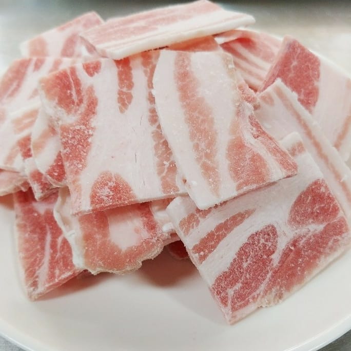 삼겹살 두께는 내가
정해서 먹는다~
⠀
#대전유천동맛집 #소문난집
3미리 두툼한 대패(성질급한놈추천)
7미리 추억의 냉삼(무난한분)
15미리 겉바속촉(느긋한분)
⠀
세계3대돼지 중의 하나인
프리미엄듀록의 고기맛을
두께별로 맛 볼수 있는
#대전삼겹살맛집 으로 소문난집
최고의 궁합을 자랑하는
치즈와 함께 별미를 즐기다~
⠀
⠀
#소문난집 #대전유천동맛집 #대전중구맛집
#대전삼겹살맛집 #대전냉면맛집 #냉동삼겹살맛집 #현실먹방 #맛있으면공유