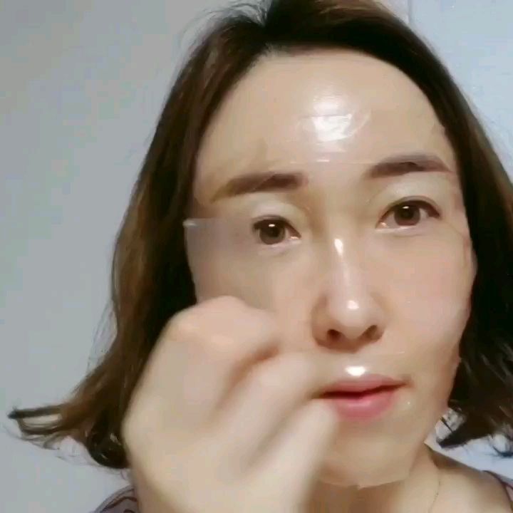 sugarbee_mj
요즘 1일 1팩이 대세라 피부에 맞는 팩을 찾던 중 잘때도 붙이고 자는 팩 발견!!!
.
탱탱동안팩 붙이고 그냥 자고 일어났을뿐인데
팩 떼어내니 피부가 반짝반짝 윤이 좌르르^^
.
피부 건조해보인다는 소리 많이 들었는데 3일 연속 붙이고 자니 이게 웬일😄😄😘
내 인생팩이 될듯♥ 짱이야👍👍