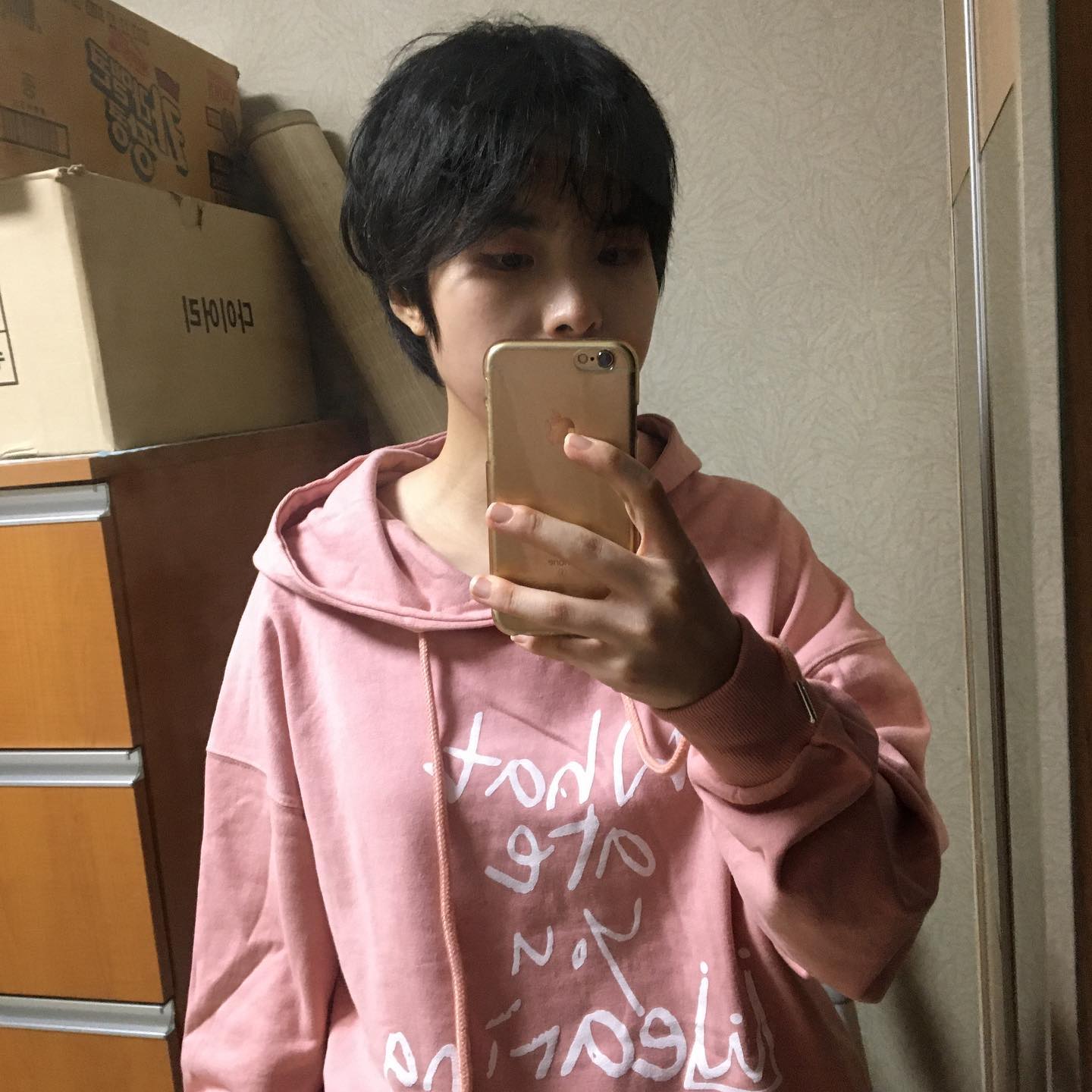 지금 뭐 입고 있어?
.
.
.
오늘은 매우 정신 없는 날. 어쨋든 기다리고 기다렸던 후디 받는 날!
홍대 카페 아이엠어텀에서 옷 받았다! 옷이 너무 이뻤다. 근데 작은 키+굽은 어깨 소유자로써 라지도 조금 큰 느낌.. 이지만 올해 가을, 초겨울 잘 입을 듯! 
드디어 인혁님과 사진! 표정 부자라서 부러웠... ㅠ 내 표정 다 굳었네.. ㅠ 
손글씨 있는 포스트잇 잘 간직해야겠다! 그리고 같이 넣어주신 하리보 잘 먹겠습니다 :) 그리고 직접 사셔서 넣어주신 아이들 사이드 앨범 너무 감사하다 ㅠ 아니 멤버 앨범 사서 넣어주는 보컬 짱짱맨 ㅠ
(여름 빼고) 이거 예쁘게 입고 공연장에서 봐요! (bennydepp )
.
.

#200509 ##착샷실패 #배인혁 #로맨틱펀치 #굿즈 #ㅂㅇㅎ #ㅂㅇㅎ후디 #ㅂㅇㅎ없었으면어쩔뻔했어 #WAYWN #지금뭐입고있어 #후디 #후드티 #인디핑크 #핑크극복
#하리보 #아이들사이드