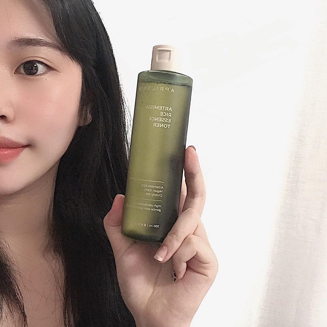 류화연 on Instagram: “☘️에이프릴스킨에서 진정토너가 새로 나왔어요~~~☘️ 쑥떡토너로 광나는 피부 만들기💛 촉촉하고 끈적임 없이 흡수 되어서 피부가 가벼워지는 느낌 #에이프릴스킨 #aprilskin #쑥떡토너 #쑥떡에센스토너 #진정토너 #각질토너 #토너추천 #데일리토너…”