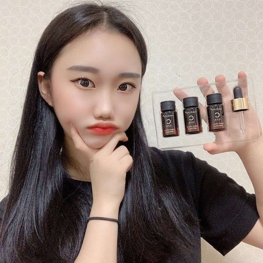 최유진 on Instagram: “✨ [메디큐브] 딥 비타C 앰플 ✨  요새 얼굴에 안 보이던 잡티들이 생겨서☹️고민되던 찰나 메디큐브에서 "딥 비타C앰플"을 받게…”