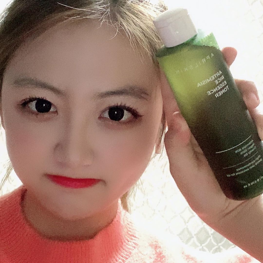 태은 on Instagram: “민감성 피부에도 완벽👍🏻 성분도 완벽👍🏻 마스크 때문에 트러블 심한데 진성효과도 👍🏻 쑥떡 에센스 토너는 쑥의 진정 에너지와 쌀의 생기 에너지를 한 병에 담은 고기능 에센스 토너입니다.  무려 9가지의 임상시험을 받아 2주만에 달라지는 피부(피부결…”