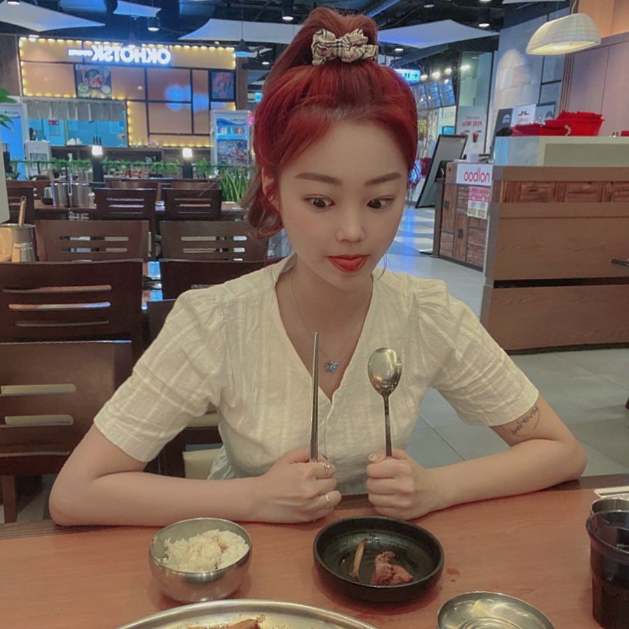 현지(24) on Instagram: “다들 맛점하세요 ㋛ ⠀ 너무 배고파서 쌩얼(=비비+눈썹)로 찜닭 먹으러왔다