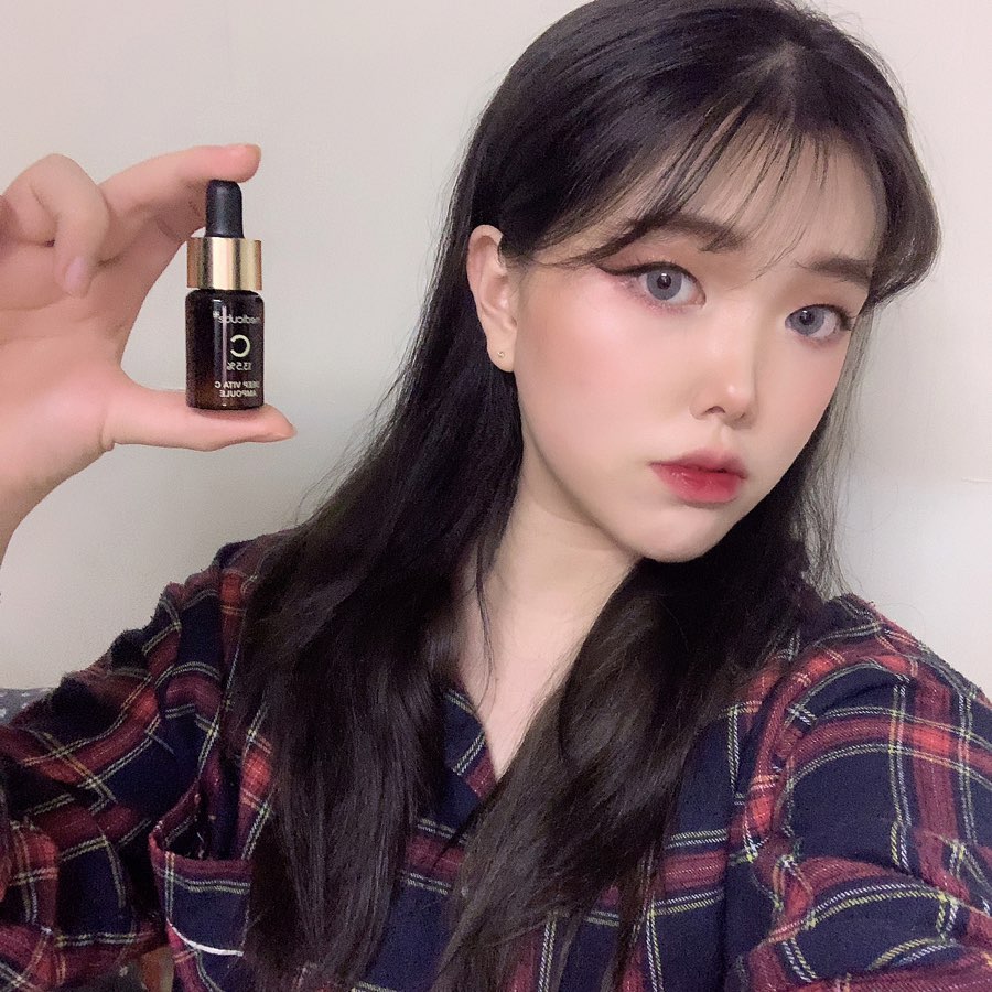 김태경 on Instagram: “요새 피부가 칙칙하고, 잡티때문에 얼룩덜룩해서 많이 고민이였는데 😭 메디큐브 ‘딥 비타C 앰플’ 일주일동안 꾸준히 쓰니까…”
