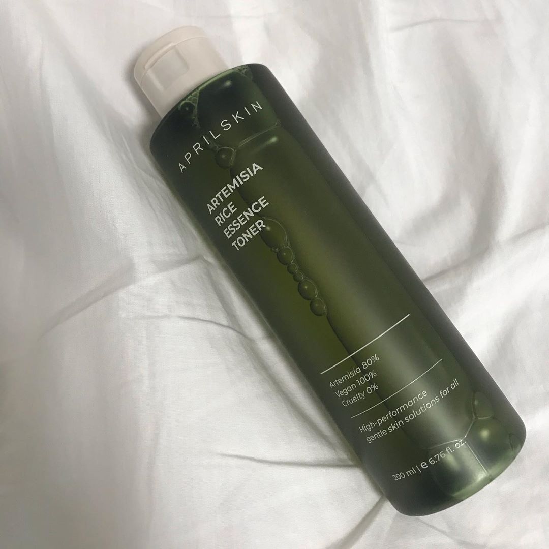 소이 on Instagram: “요즘 꽃가루때문에 뒤집어진 내 피부를 진정시켜주고있다💕 민감한 피부한테도 잘맞는 착한 토너✨ #에이프릴스킨 #aprilskin…”