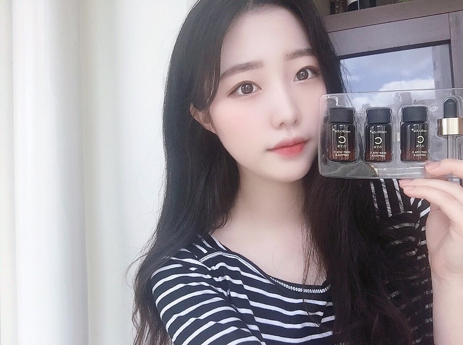 이다은(1004) on Instagram: “◡̈ 메디큐브 딥 비타C 앰플 ◡̈ 순수비타민C 성분이 13.5%로 함유된 저자극 워터베이스 비타민C 앰플 😮 기미, 잡티, 피부톤 개선까지…”