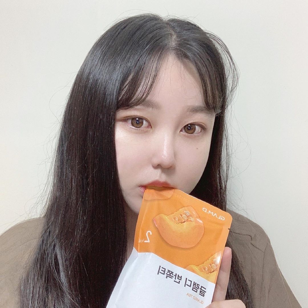 진수진(25) on Instagram: “짠 거 먹고 자면 맨날 다음날이 걱정 ₍•̀ ⚇•́ ₎ 하지만 요거 먹고 자면 문제 없다구 ! 간편하게 가지고 다니면서 믿고 먹는 글램디 💛 ⠀ ⠀ ⠀ #글램디 #glamd #글램디반쪽티 #반쪽티 #호박즙 #이너뷰티 #브이라인 #몸매관리 #다이어트…”