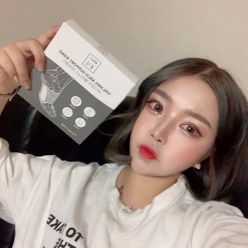 지 송(21) on Instagram: “✨바디공식 밸러니스 아치밴드✨ 발바닥을 부드럽게 감싸 체중을 분산시키고 아치를 받쳐주어 신체 밸런스에 도움 줘서 넘 좋음 ㅠㅠ🤍  발바닥 아치를 받쳐주어 바른 걸음을 걸을수 있으며 몸매가 틀어지는 것을 완화하며 올바른 자세를 유지 할 수있도록…”