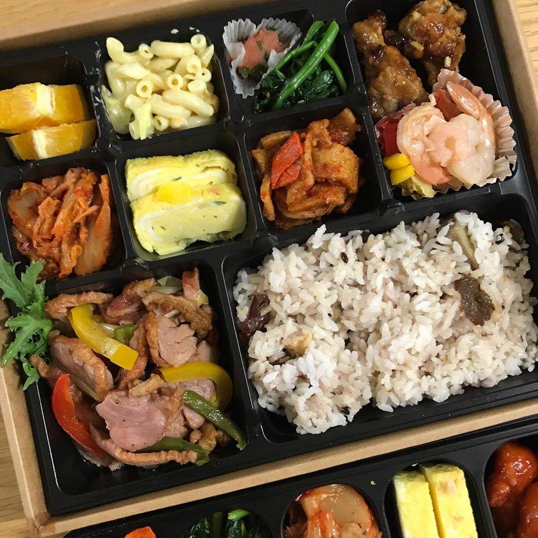 혜인 on Instagram: “오늘 저녁은 도시락으로_🍱 푸짐한데 하나하나 다 맛있음💛 애들이 좋아하느