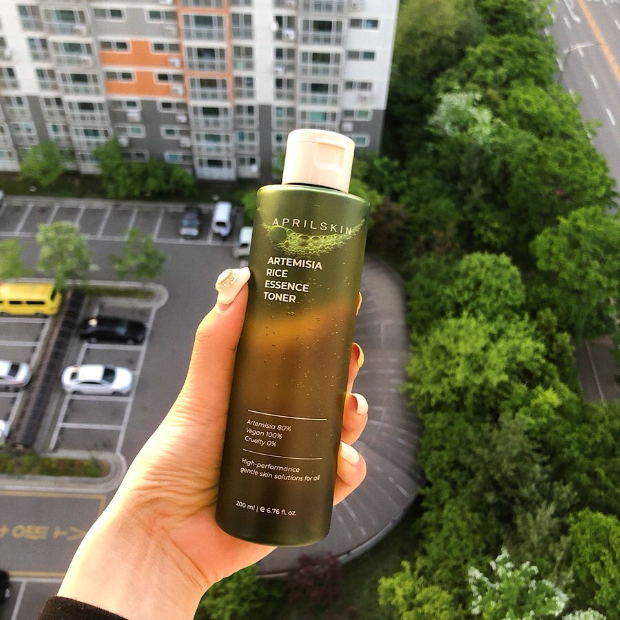 イェウォン(22) on Instagram: “⠀ 에이프릴스킨 쑥떡토너💚 촉촉하면서 바르면 피부에 광까지 나는 제품이에요:) ⠀ ⠀ ⠀ ⠀ ⠀ #에이프릴스킨 #aprilskin #쑥떡토너 #쑥떡에센스토너 #진정토너