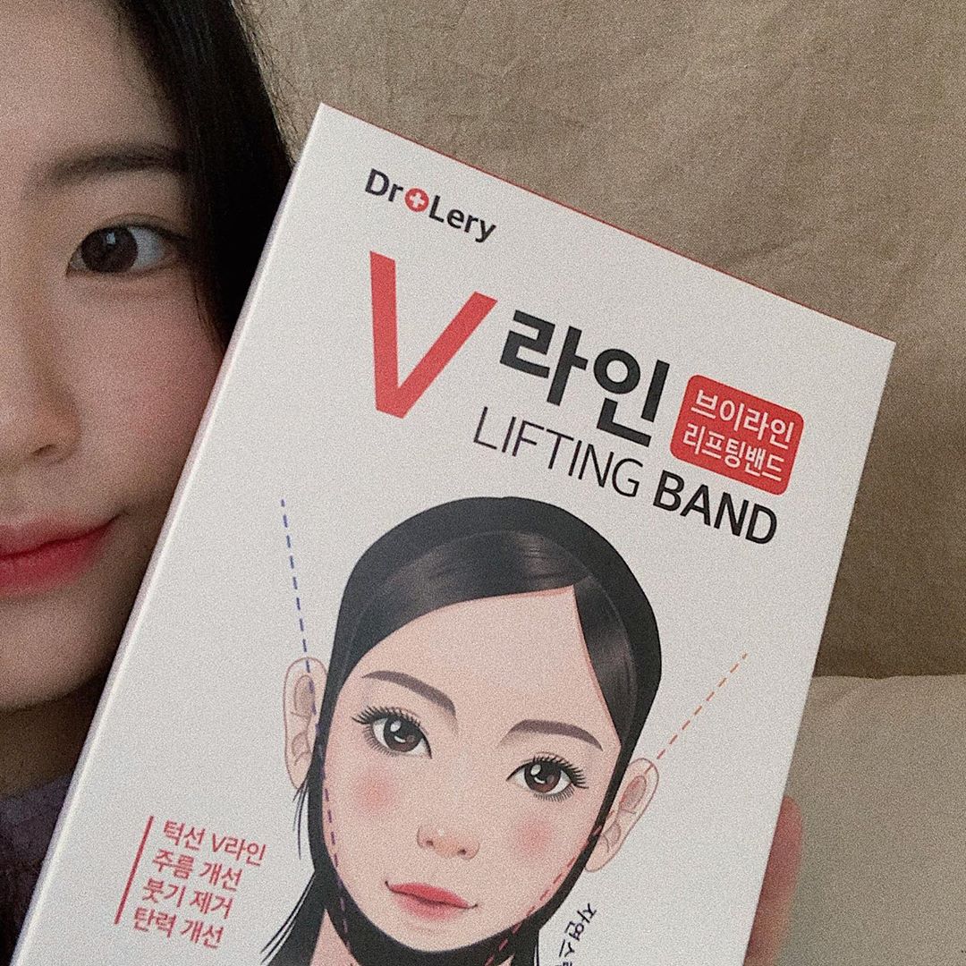 수 연 on Instagram: “♥닥터레리 브이라인밴드♥  병원 시술없이 집에서 간편하고 자연스럽게 V라인을 만들 수 있는 #닥터레리브이라인밴드 !! 단순하게 귀에 걸치는 형식이 아니라 머리 위랑 뒤에서 감싸줘서 더욱 안정감 있게 착용 가능하네융😉 올 여름엔 꼭 브이라인,,…”