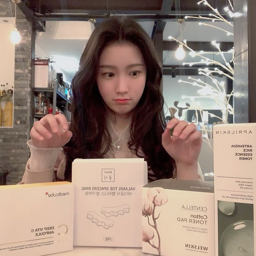 김범주 on Instagram: “@medicube_korea @aprilskin_korea 넘나 오랜만에 올리자너~ . . 젤 궁금했던 바디공식 발가락링부터!! 후기) 처음엔 익숙하지…”